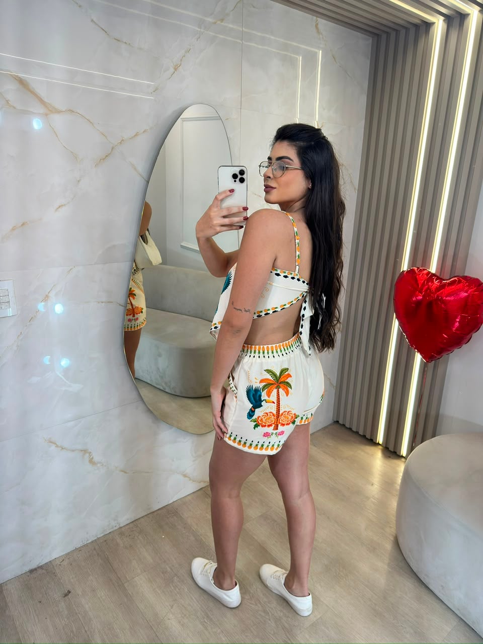 conjunto flora laranja com tucano