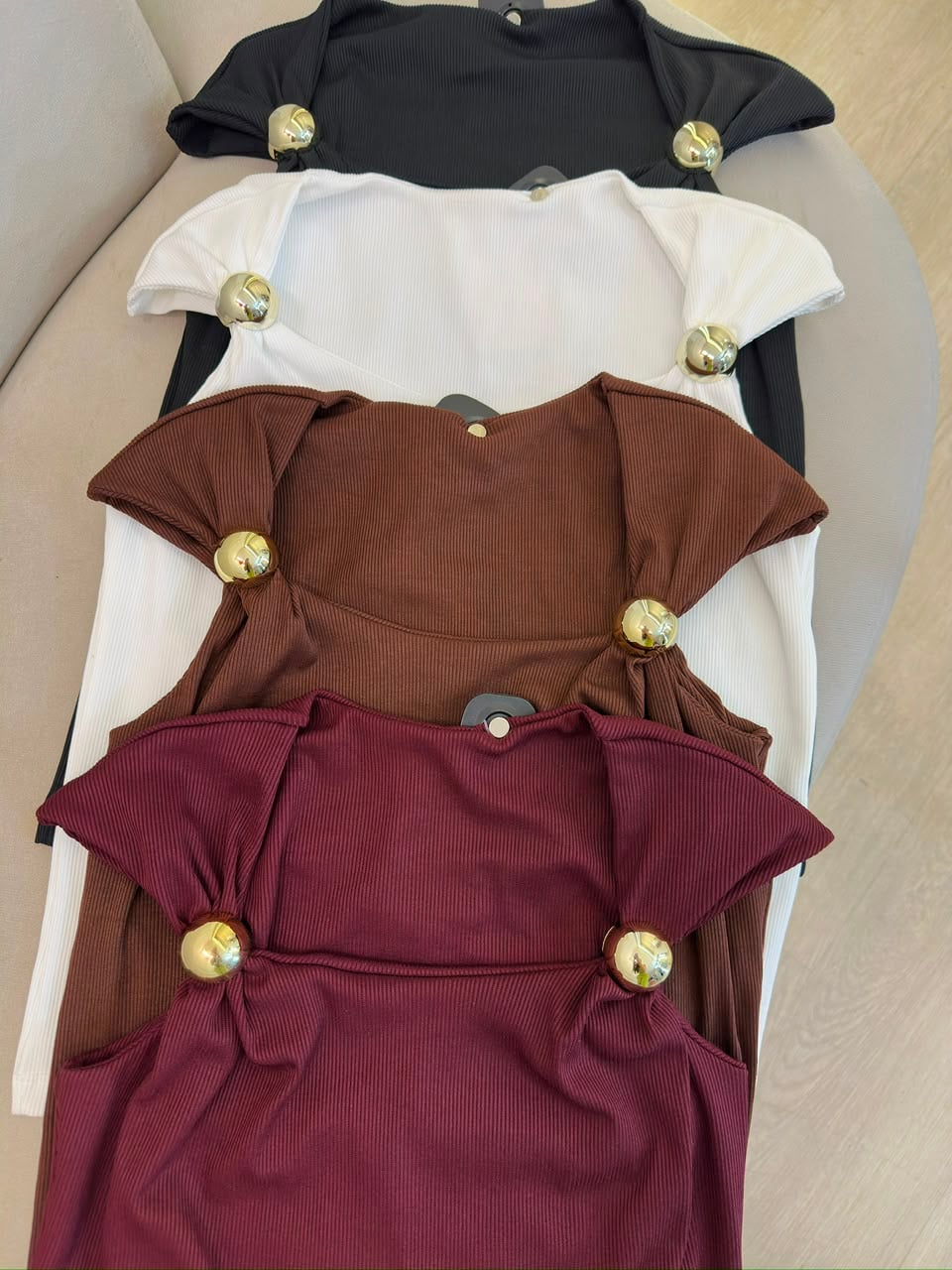 blusa canelada com argolas metÁlicas blusa canelada com argolas metÁlicas