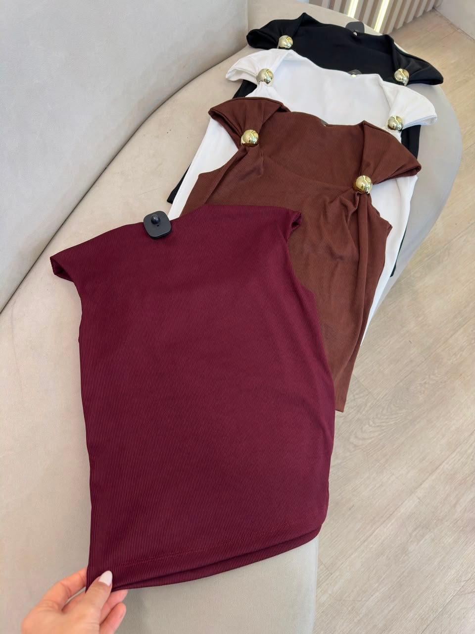 blusa canelada com argolas metÁlicas blusa canelada com argolas metÁlicas