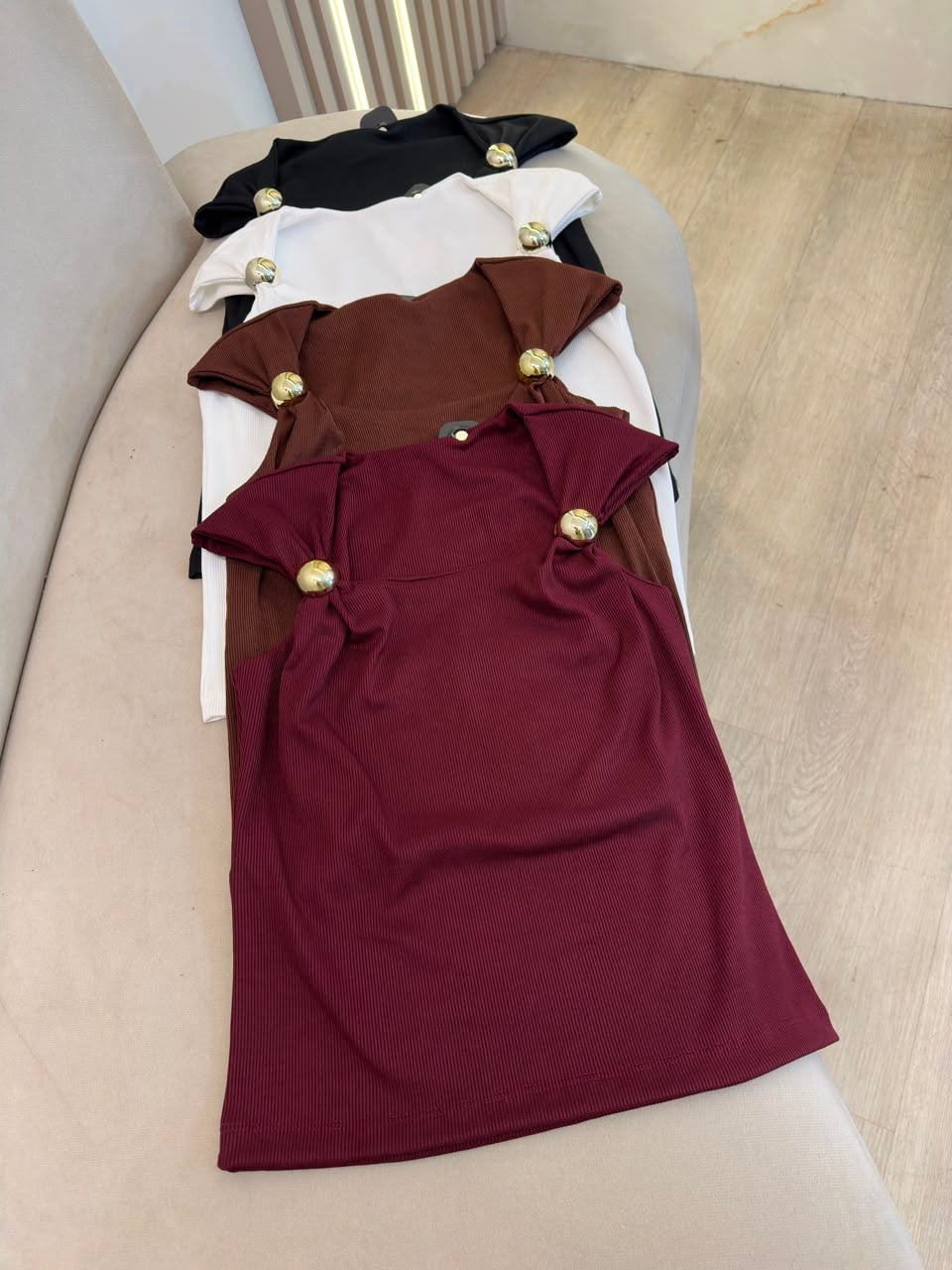 blusa canelada com argolas metÁlicas blusa canelada com argolas metÁlicas